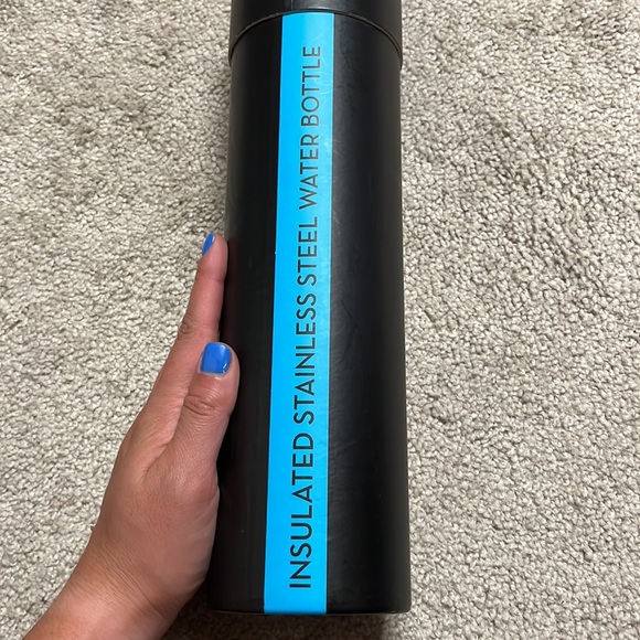 Brand new! 25oz. Swell water bottle - Picture 4 of 4